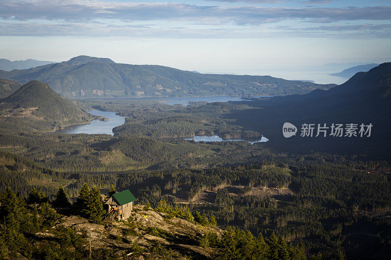 加拿大阳光海岸的Tin Hat Hut步道上的风景优美的山景。